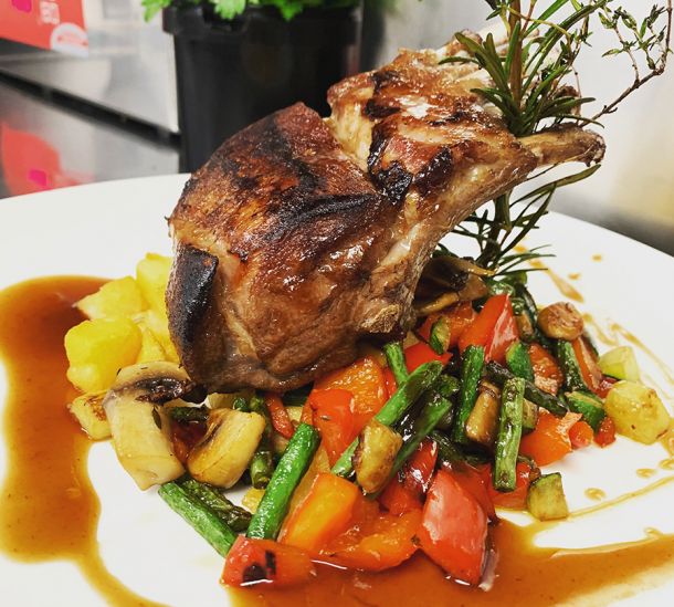 Gebratene Lammkeule mit Gemüse – Bräustüble Gundelsheim