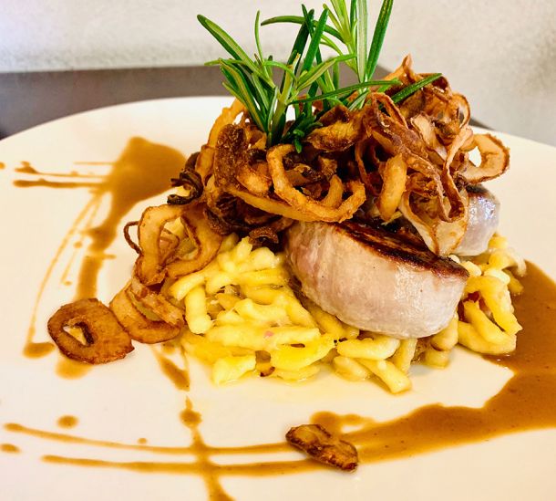 Schweinefilet mit Spätzle und Röstzwiebeln -Bräustüble