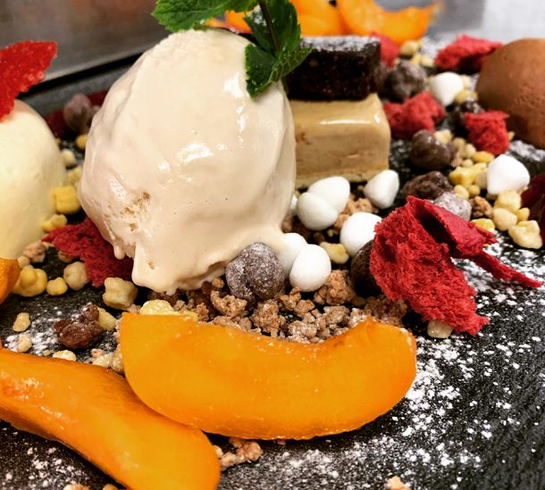 Hausgemachtes Dessert mit Eis und Früchten – Bräustüble Restaurant