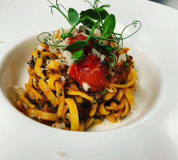 Hausgemachte Pasta mit Gemüse und Kräutern – Bräustüble Restaurant