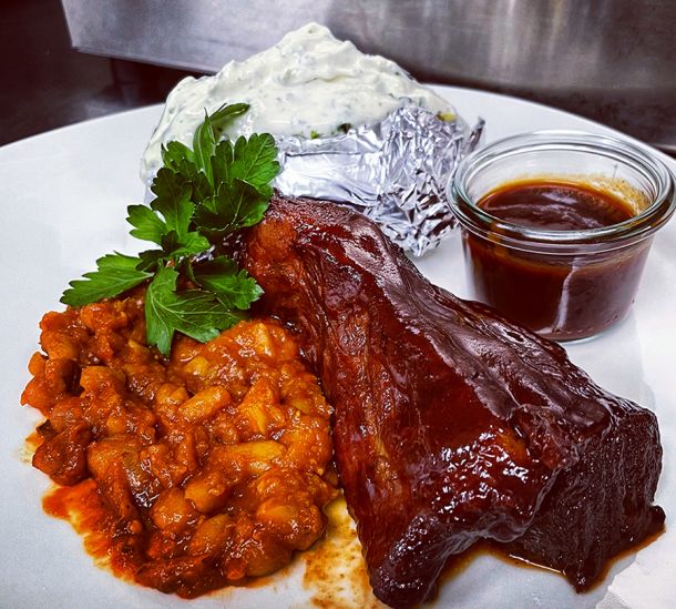 BBQ Brisket mit Beans und Kartoffel – Bräustüble